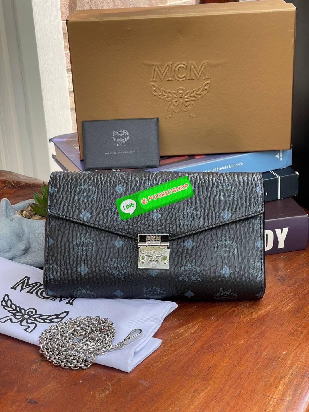 MCM Millie Flap Crossbody In Visetos ในฐานะตำนานที่ยังคงอยู่ กระเป๋าจากคอลเล็กชั่น Millie นี้ มีเรื่องราวของ MCM แทรกซึมอยู่ในทุกองค์ประกอบ กระเป๋าใช้งานแบบCrossbody โดยฝาปิดกระเป๋าตัดเย็บจากผ้าใบเคลือบผิวพิมพ์ลาย Visetos (Visetos Canvas) ถือเป็นไอเทมในฝั