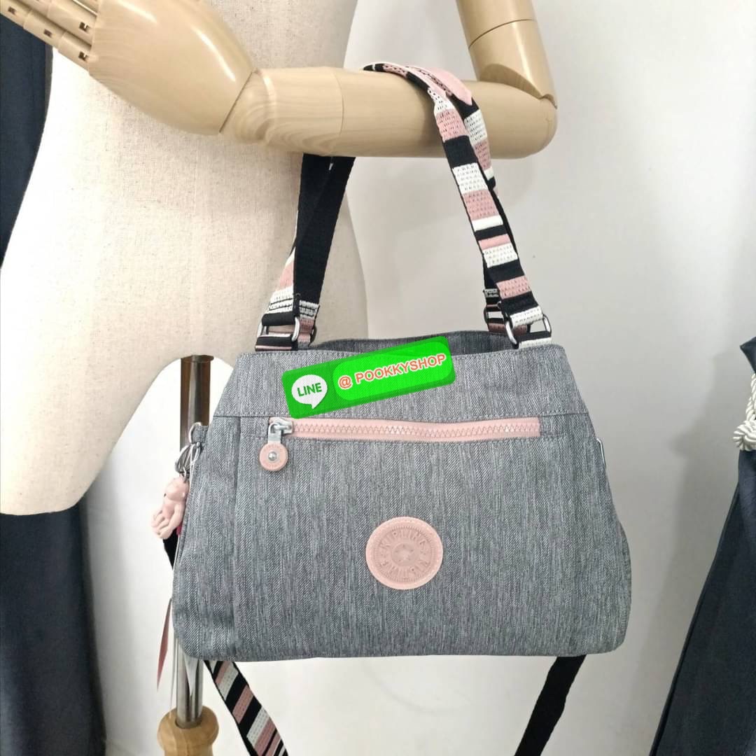 KIPLING ELISE HANDBAG กระเป๋าถือและสะพายไหล่ ขนาดกำลังพอดี จุของได้มาก มีหูจับสองสาย ถือสะดวก น้ำหนักเบา มีช่องซิป ด้านหน้า ช่อง กระเป๋าหลักเปิด-ปิดด้วยซิป มี3 ช่องว่างใส่ของได้จุมากๆ ใส่มือถือได้ กระเป๋าสตางค์ใบยาว และ เครื่องสำอางค์ได้หลายชิ้นเลยค่ะ เก็