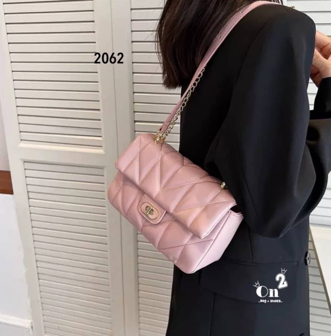 NEW-IN 🤎 หลงรักตั้งแต่แรกเห็นนน สั้นๆ “ของมันต้องมี” งานสไตล์แบรนด์ ขนาดกำลังดี ✔️ใส่คสอ. ✔️ใส่มือถือได้ครบค่า เอาจิงคือ ดีทุกสีสวยหรู ไม่สั่งยังไงไหววว