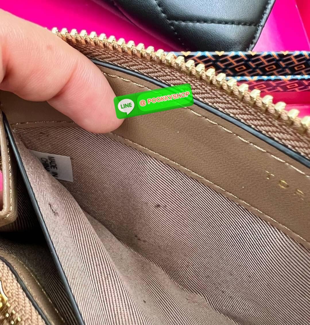 TORY BURCH KIRA CHEVRON ZIP CONTINENTAL WALLET 🌟พร้อมส่ง รุ่นที่สาวๆต้องมีติดมือสักใบค่ะ ✔️กระเป๋าสตางค์ใบยาว หนังแกะนิ่มมือ ยืดหยุ่นดีมากๆค่ะ ✔️อะไหล่ทองสีสวยมากๆ ภายในมีช่องใส่ธนบัตร2ช่องกว้าง มีช่องเสียบบัตรได้ถึง8ช่อง พร้อมช่องซิ