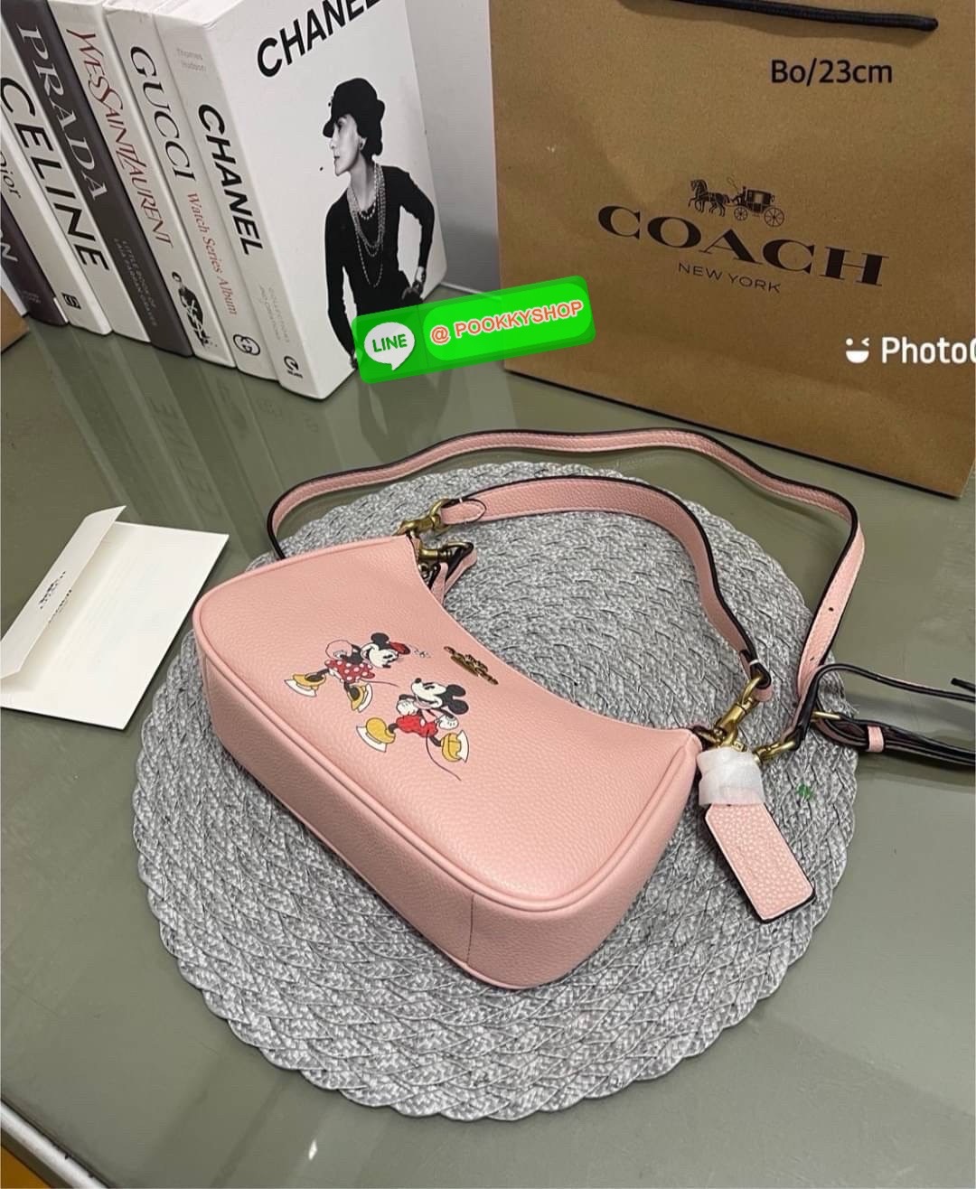 COACH CM859 Disney X Coach Teri Shoulder Bag With Mickey Mouse (mouse)✨ Coach CM859-กระเป๋าขนาดที่น่ารักจนใจบาง 🌸✨ หนังเรียบ ชัด เพิ่มความหวานแบบมีพลัง ใช้งานง่าย หิ้วก็ได้ สะพายก็สวย สลับสายได้ 2 แบบในใบเดียว น้ำหนักเบา ฟังก์ชันครบ