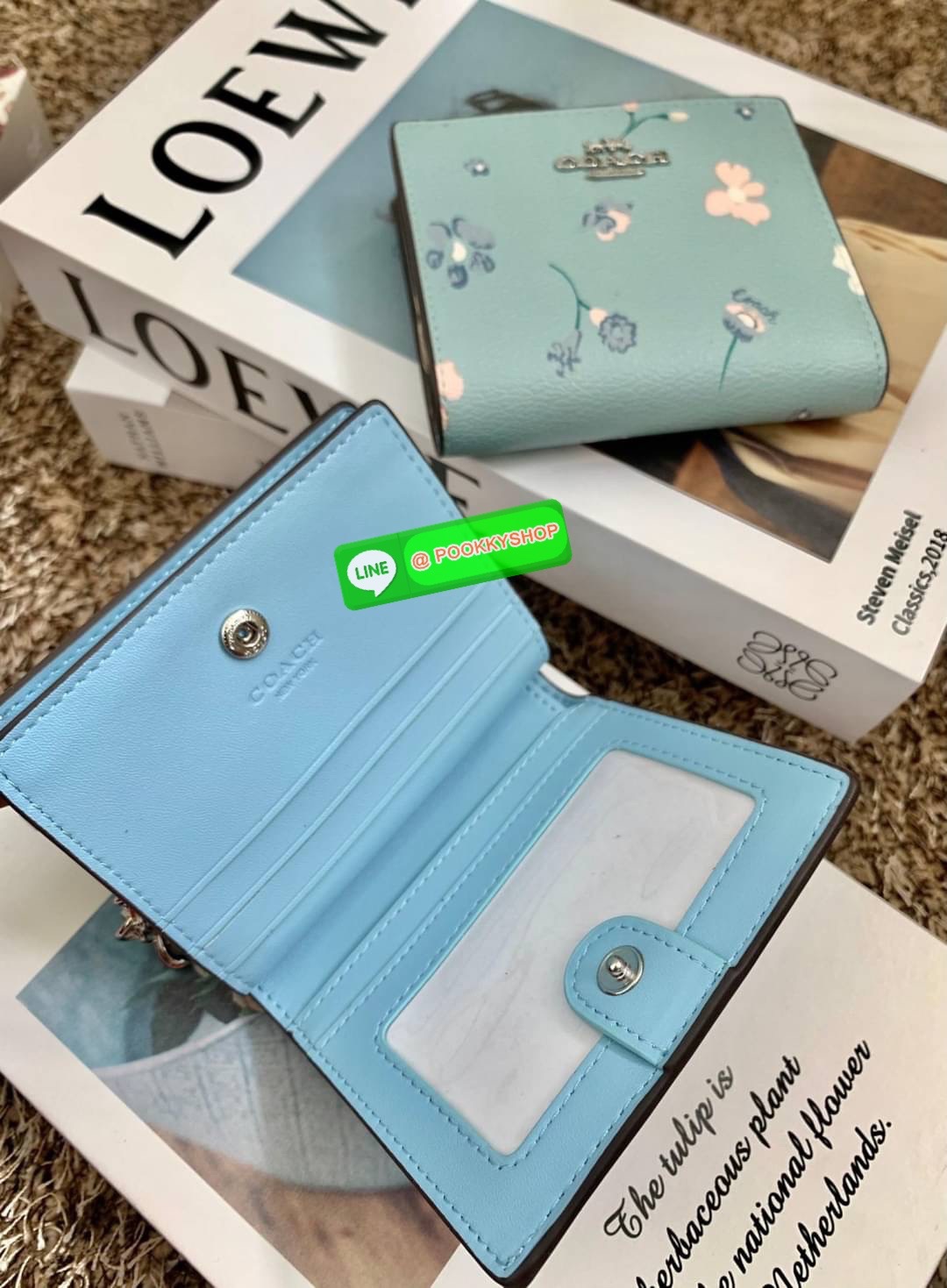 COACH SNAP WALLET ((8704//6941)) 🌍พร้อมส่ง ห้ามพลาด ก่อนหมดค่ะ! ✔️กระเป๋าเงินใบสั้น หนังแท้ แต่ละสีปริ้นลายได้สวยงาม แตกต่างกันไปค่ะ ✔️เปิด-ปิดกระเป๋าแบบกระดุม ภายในมีช่องใส่ธนบัตรตามยาว และช่องเสียบบัตร5ช่อง//มีช่องซิปแยกฝั่งห้อยด้ว