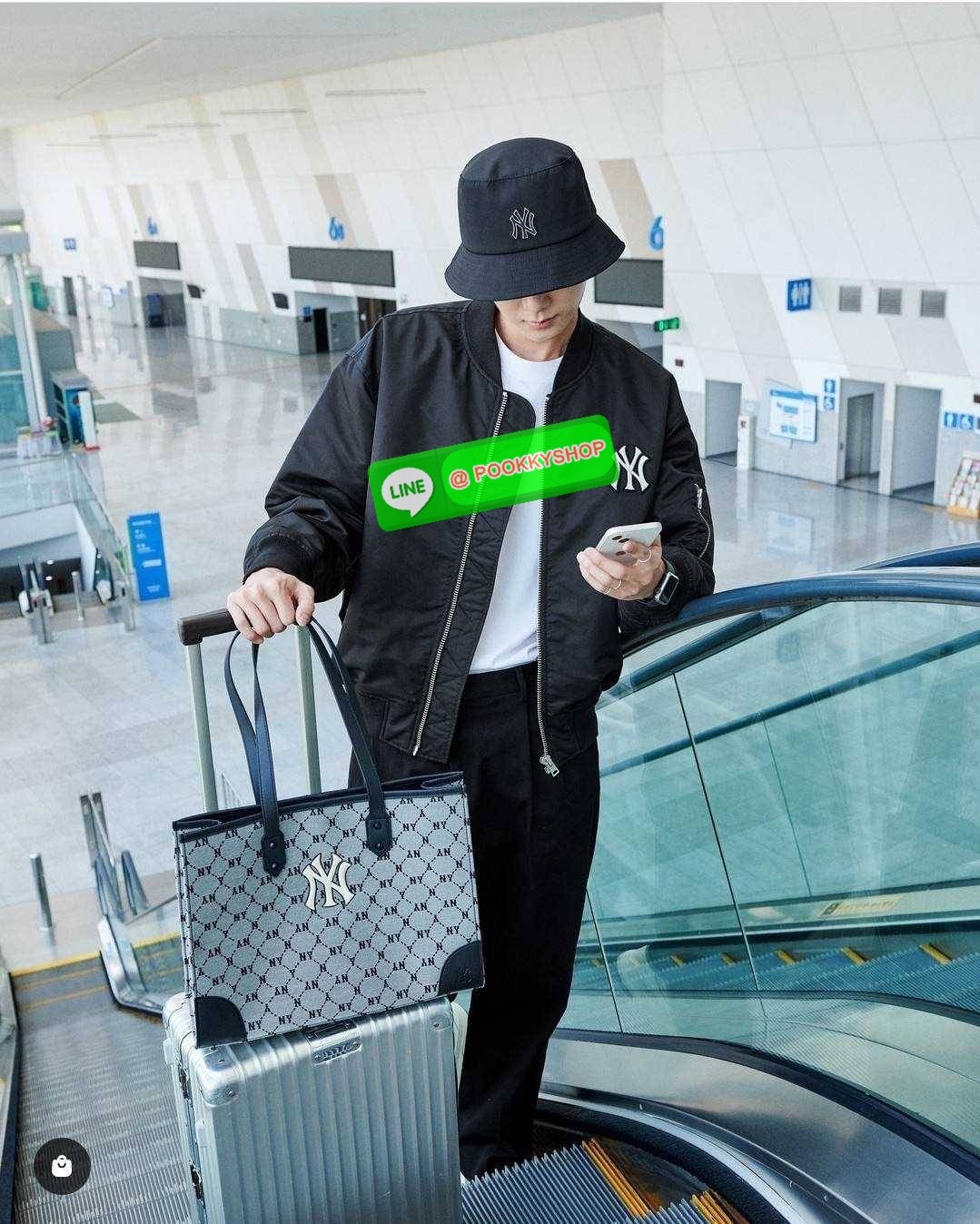 MLB MONOGRAM TOTE BAG กระเป๋าทรงโท้ท ใบใหญ่จุคุ้ม ที่มีกิมมิคไม่เหมือนใคร ด้วยดีไซน์ลวดลายโมโนแกรมเอกลักษณ์ ปั๊มลงบนผ้าแคนวาสและหนัง pu คุณภาพดี สวยคม ปากกระเป๋ามีอะไหล่เกี่ยวกันของหล่นได้ มาพร้อมสายสะพายในตัว ภายในโล่งกว้างมาก ใส่ของสำคัญได้แบบไร้กังวล ห