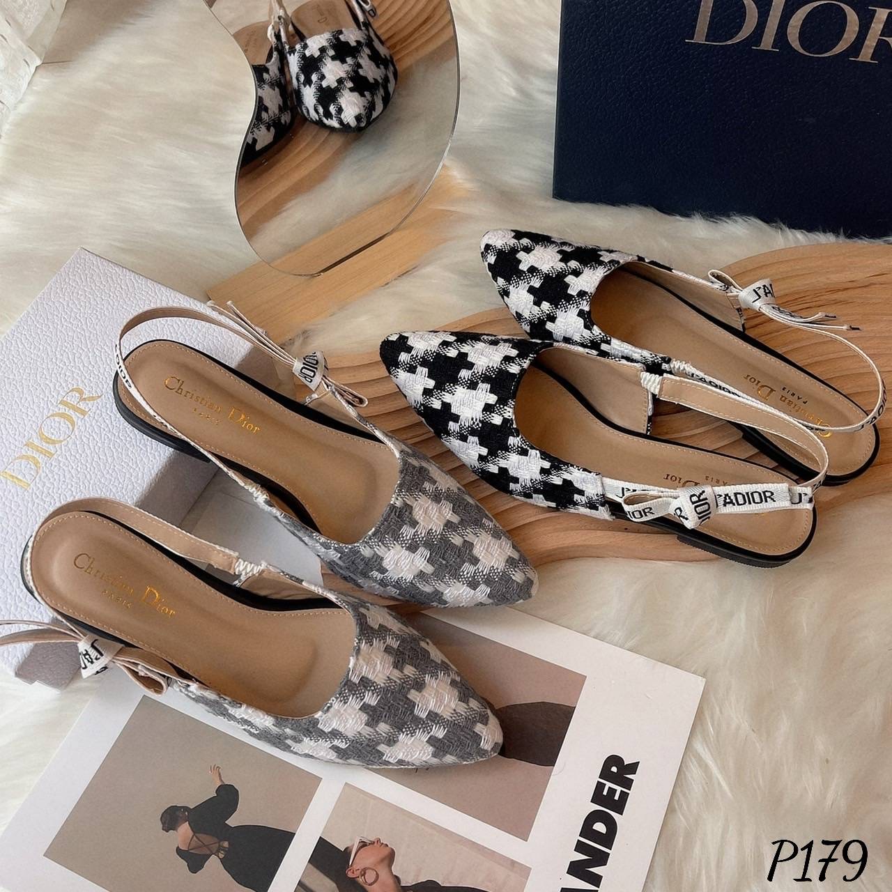 พร้อมส่ง มาใหม่ค่ะ รองเท้าคัทชูทรงหัวแหลม D ior ผ้าทอลาย ชิโนริ ลายใหม่ล่าสุด ตัวสายด้านหลัง เป็นรัดส้นตัดต่อยางยืด ทำให้สวมใส่ง่าย ไม่ขาด แข็งแรง ทรงสวยเก็บหน้าได้ดี ผ้านิ่มซับหนังนิ่มด้านในอีกชั้น คือน่ารักมาก ไม่ไหว เกินต้านสุดๆเลยค๊า