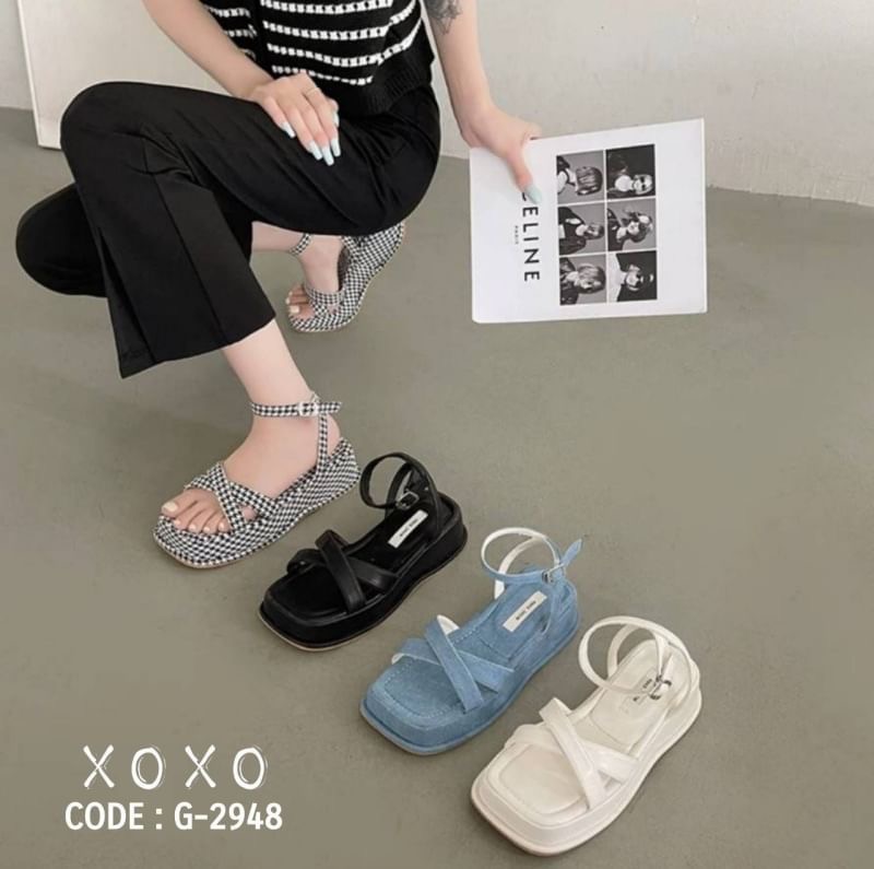 สินค้าพร้อมส่ง สไตล์งานเกาหลี คัชชูสวม ส้นเตารีด สวย เก๋ ใส่สบาย พื้นนุ่ม วัสดุ สีครีม,ดำ หนัง PU / สีฟ้า วัสดุผ้ายีนส์ / ขาวสลับดำ ผ้าชิโนริ แต่งไค้วด้านหน้า ด้านหลังตะขอเกี่ยว ส้นแบบนี้ใช้งานได้ทั้งวัน ไม่เมื่อยเลยตอนสวมใส่