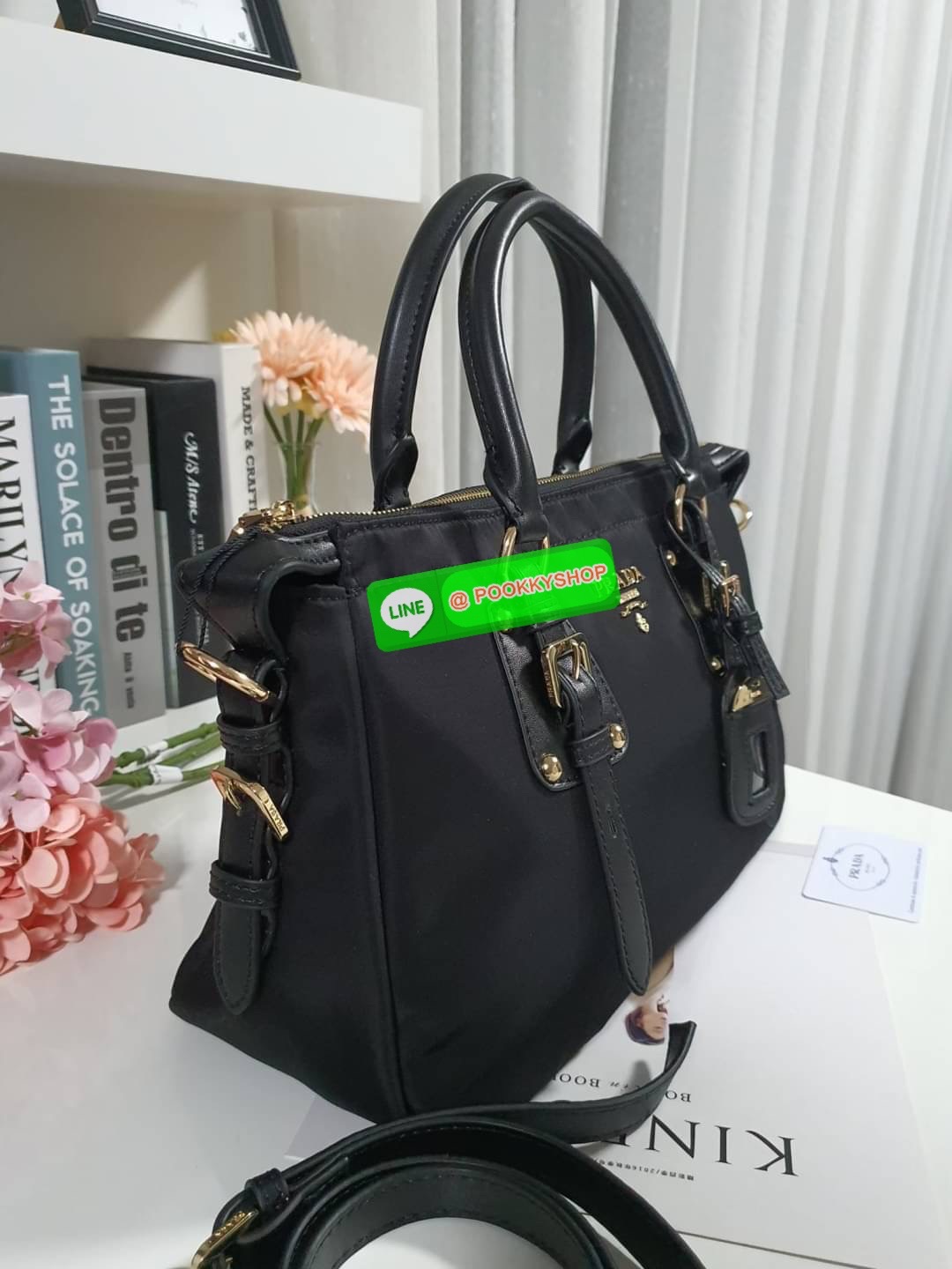 รุ่นยอดฮิต !!! ปังปุริเย่ 🎉🎉 กระเป๋าทรง HANDBAG จากงานพรีเมี่ยมกิ้ฟ จากเคาเตอร์ต่างประเทศ มาแล้วค่า กระเป๋าถือทรงหรู จากแบรนด์ PRADA เป็น กระเป๋าผ้าไนล่อน ตกแต่งรอบใบได้ สวยมาก ด้านในมีช่องซิปและช่องใส่ของ เป็นสัดส่วน อะไหล่ทองหรู ขนาดกำลั