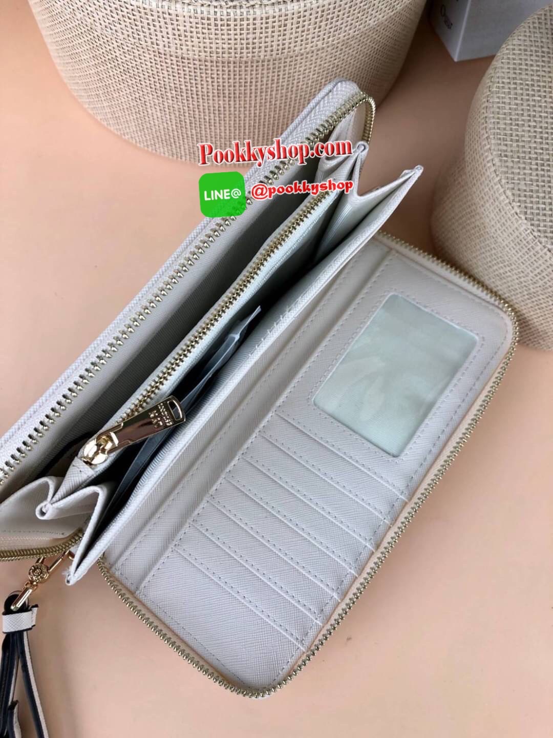 Lyn Rosette Long Wallet กระเป๋าเงินซิปรอบใบยาว วัสดุหนังลายsafiano ด้านหน้ามีโลโก้แบรนด์สีทองสวยหรู มาพร้อมสายคล้องมือสามารถถอดสายออกได้ เปิดปิดแบบซิป ด้านในมีช่องใส่การ์ด 12 ช่อง ช่องใส่รูป 1 ช่องและช่องซิปใส่เหรียญ สามารถใส่ธนบัตรได้ตามยาวเลยค่า ใบนี้สว