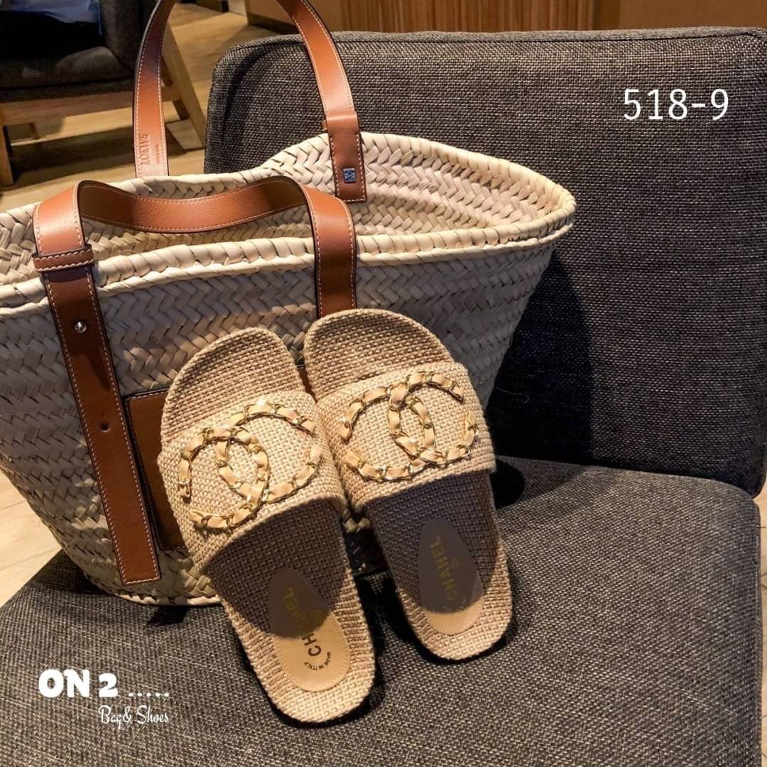 รองเท้าแตะchanel หน้าแต่ง อะไหล่โซ่รอย cc สวยมากค่ะ ผ้ากระสอบ collection ใหม่ เพิ่มความ ชิคไปอีก ภายในบุนวม ใส่สบายมาก