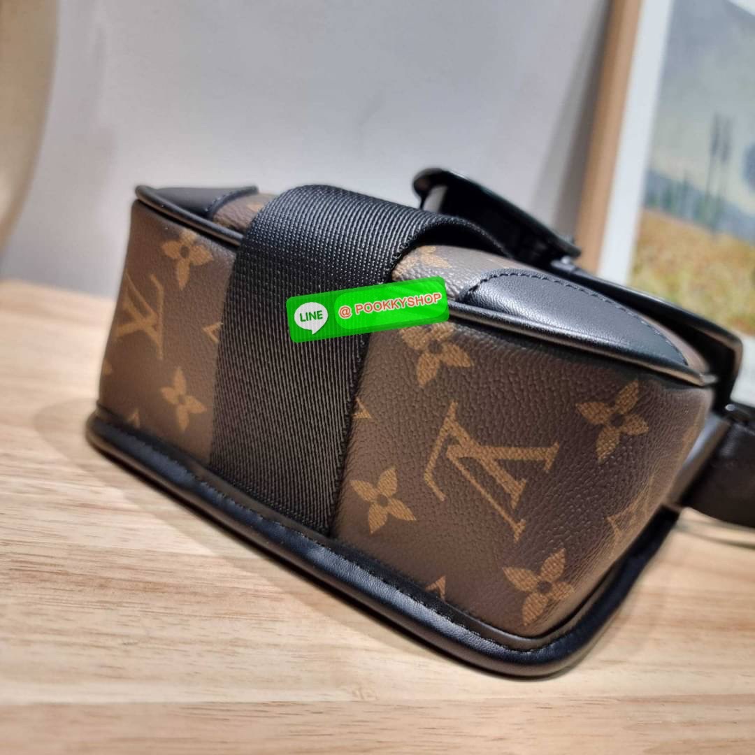 ใหม่ล่าสุด ได้ชิคๆเท่ๆก่อนใคร ไม่ต้องรอพรีฯ กับกระเป๋าสะพายข้างสำหรับหนุ่มๆ LV crossbody bag งานหรู ราคาดีจากเคาน์เตอร์ dutyfree วัสดุหนังแคนวาสคุณภาพดี ดีไซน์ดูแพง ด้วยอะไหล่เปิด-ปิดแม่เหล็กแน่นหนาสีดำ ตัดกับลวดลายโมโนแกรมได้เป็นอย่างดี ภายในโล่ง ใส่โทรศ