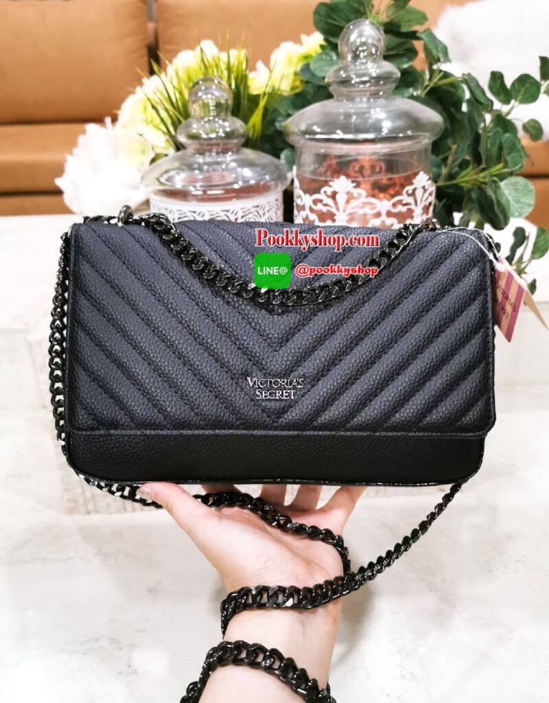 ReStock BEST SELLER! VICTORIA'S SECRET Quilted Chain Crossbody Sling Bag กระเป๋าสะพายรุ่นใหม่ล่าสุดจาก Victoria's Secret วัสดุหนังแกะสังเคราะห์ชึ้นลายริ้วหนังสวยอยู่ทรงไม่ย้วยดีไซน์สุดหรูคุณหนูไฮโซ เปิดปิดด้วยฝาปิดกระดุมแม่เหล็ก ภายในมีโลโก้และช