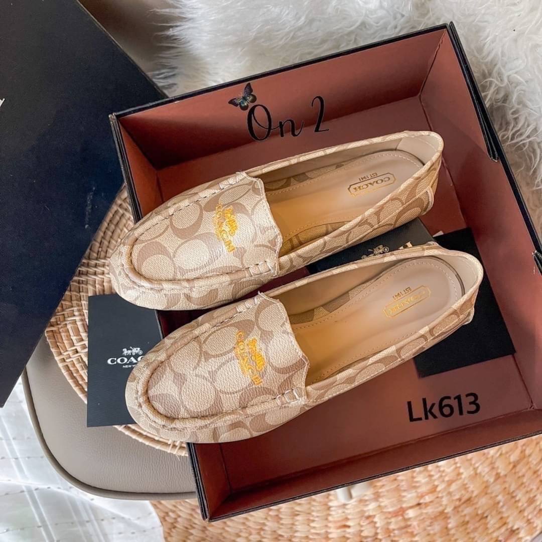 Coach loafer แบบใหม่ พร้อมส่งค่าเข้าน้อยมากๆ คัชชู loafer เย็บหัว ทรงนี้ ขายดีมากค่ะ หน้าปัก โลโก้ พื้น ปั้มแบรนด์งานดีทรงสวยเย็บหลังใส่แบบเหยียบส้นได้น้า