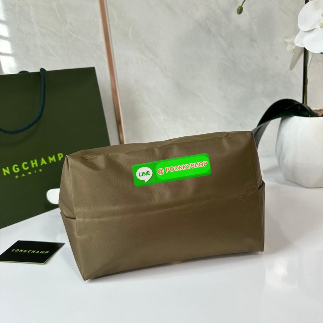 Longchamp Le Pliage Eiffel Tower Tote Bag S 🔖 Collection ใหม่ล่าสุดโดดเด่นด้วยลายปักหอไอเฟลขนาดกระทัดรัดจุของได้เยอะ 🔖วัสดุ : ไนลอนกันน้ำ 🔖เปิด-ปิด ด้วยฝาปิดกระดุมแป๊กมีซิปปิดด้านบน ภายในช่องโล่งกว้างสามารถใส่ iPad ได้ มีช่องแยกด้า