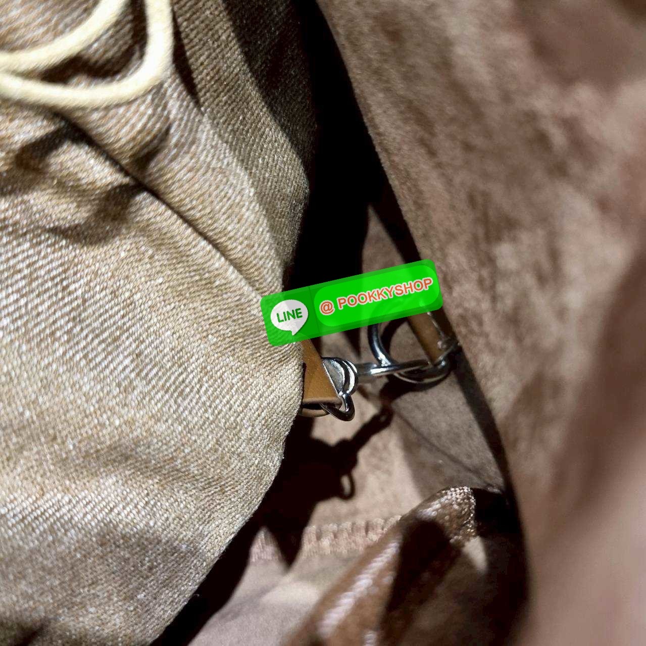 Merge a day bag (medium) 🔆 Details จะกี่รุ่นก็แรงไม่ไหว! กับกระเป๋าสะพายทรงสวย รุ่นผ้ากำมะหยี่ โทนสีน้ำตาลที่กำลังอินมากสำหรับปีนี้ รูปทรงยืดหยุ่น สามารถปรับปีกกระเป๋าเก็บทรงได้ สายสะพายคล้องไหล่ในตัว ภายในมีกระเป๋าผ้าซ้อนให้ ถอดออกได้ (มีอะไหล่เก