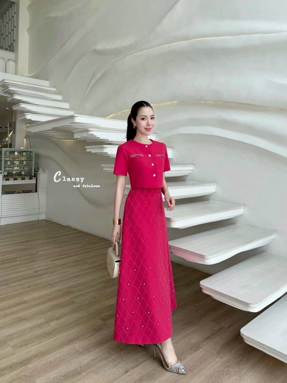 ชุดเซทแฟชั่น set เสื้อผ้าพื้นคอกลมแขนสั้นติดโบว์กระดุมเพชรด้านหน้า + กระโปรงยาวเพชร