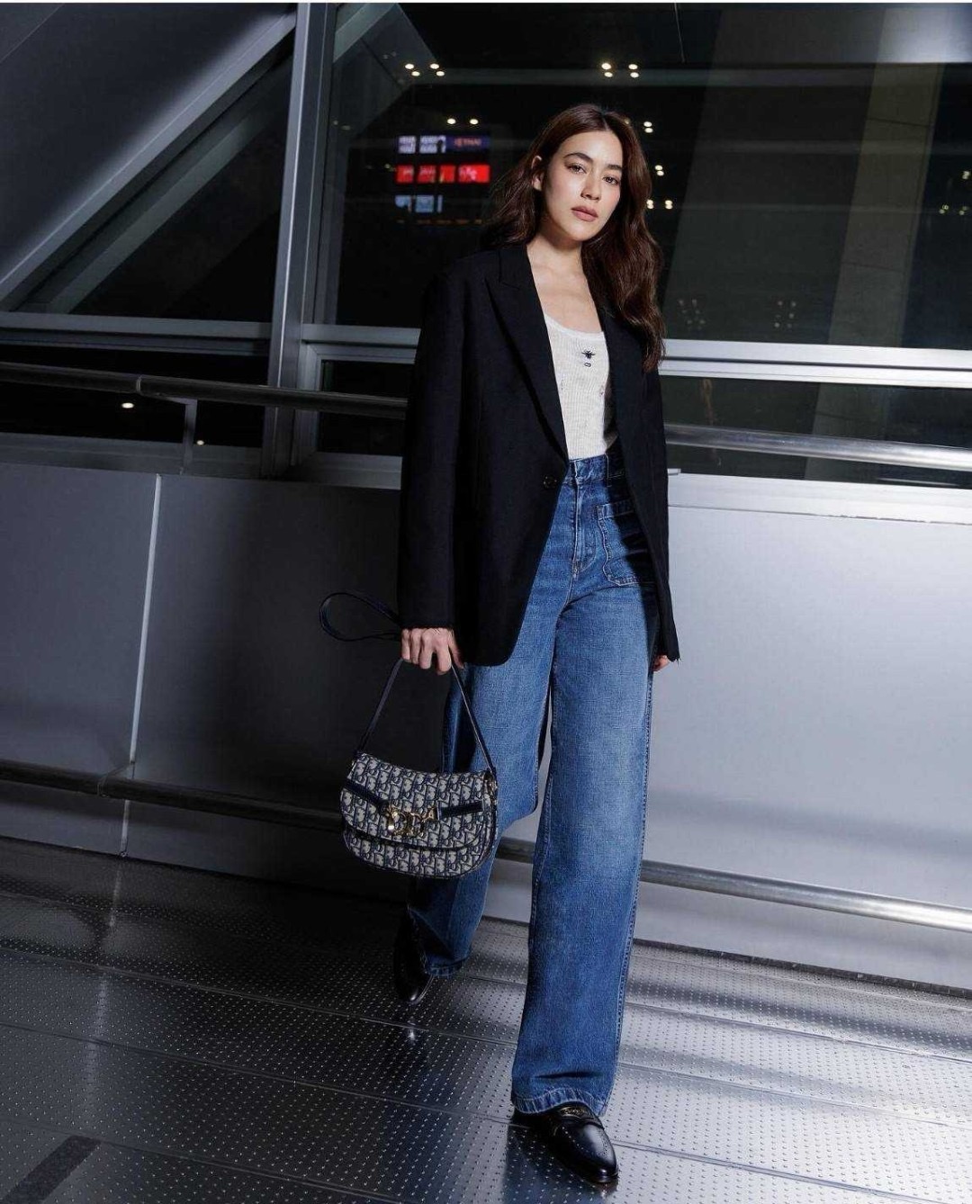 กระเป๋าสะพายทรงสวย ดีไซน์โลโก้โดดเด่นและหรูหรา ดีเทลดูดีมีกิมมิคในตัว