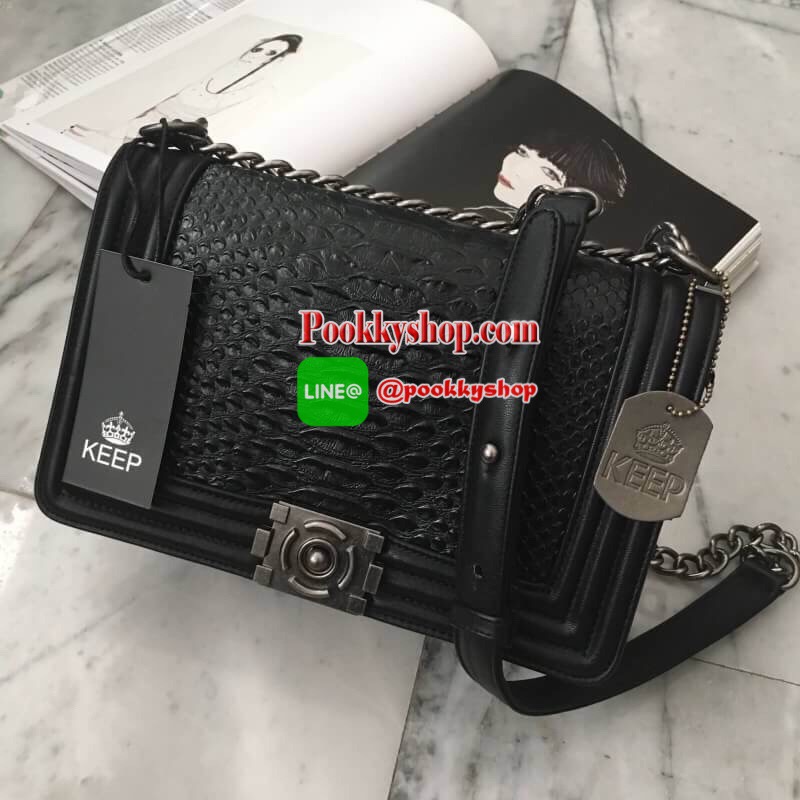 สินค้าขายดี มากี่รอบๆ ก้อหมดเกลี้ยง ทางร้าน ได้กระเป๋า จากแบรนด์ KEEP ทรงเดียวกับ Chanel boy เลย รุ่น KEEP shoulder Luxury small chain bag สวย หรู เท่ มากๆ เลยน๊า กระเป๋าอยู่ทรง ลายหนังจรเข้ สวยงามมากคะ สายโซ่ มีที่รองไหล่ สะพายสบายคะ สายปรับ สั้น ยาวได้ค