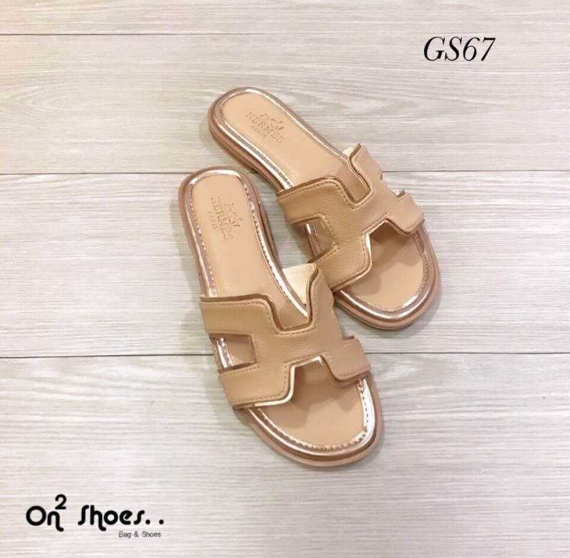 Hermes sandal new leather ช่วงนี้แม่ค้าก็จะจัดแตะมาให้ถี่ๆหน่อยนะคะ เอาใจสายชิวรุ่นนี้เป็นอีกหนึ่งที่อยากแนะนำคะ แตะหนัง Hermès พื้นปั้มแบรนด์ปั้มสวยตัวอักษรและสัญลักษณ์ชัดเจนคู่นี้งานดีมากเย็บกุ้นขอบเงาทำให้งานดูหรูขึ้น หนังสวยสุดๆไม่อยากให้พลาดคะตัวนี้