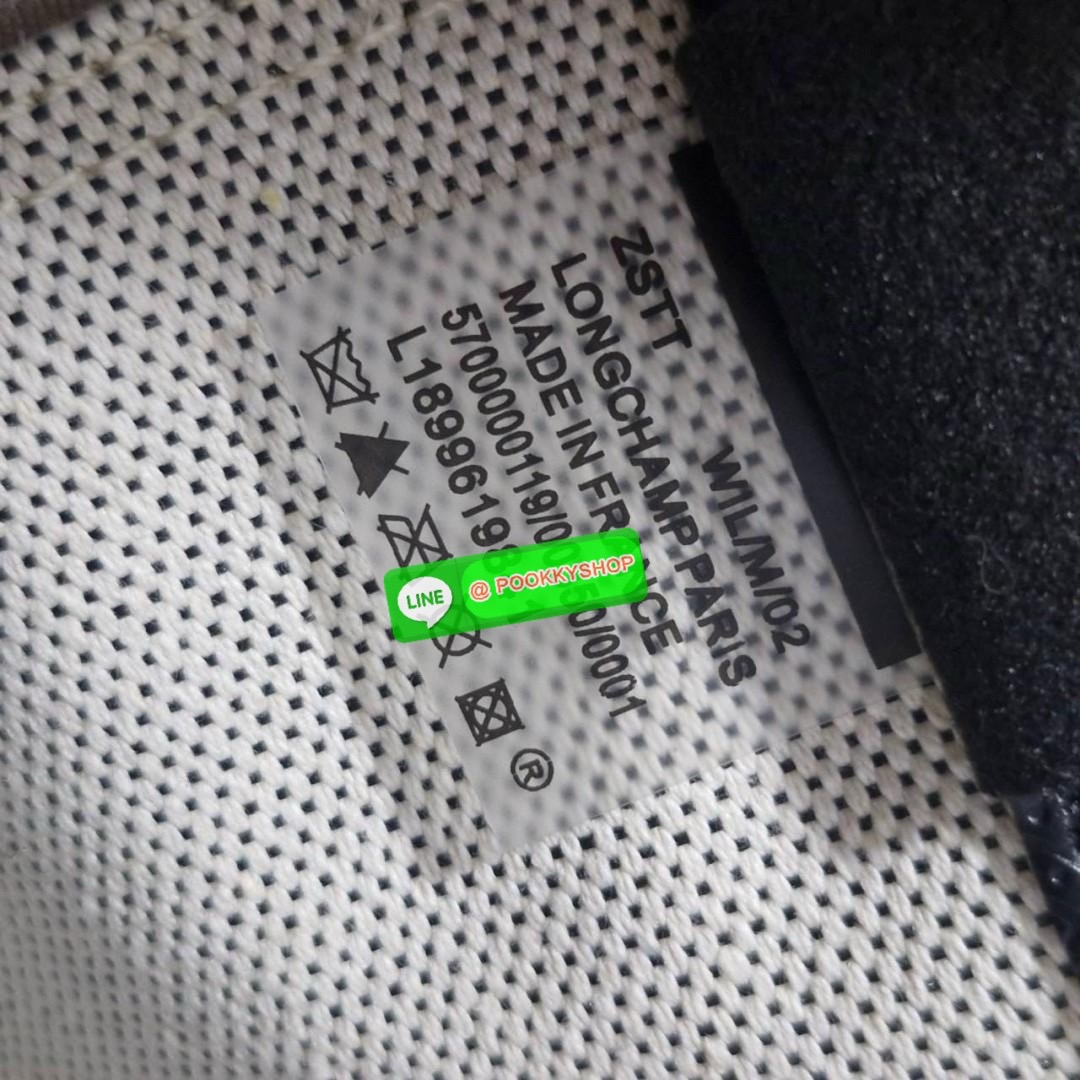 พร้อมส่งที่ไทยอีกครั้ง Longchamp Roseau Bucket Bag S กระเป๋ารุ่นถังไซส์มินิ ที่ขายดีที่สุดในตอนนี้ ตัวกระเป๋าทำจากผ้าแคนวาสเนื้อดี คาดด้วยหนังสีดำ ใบนี้เปิดปิดด้วยตัวคาดยึดด้วยอะไหล่สีเงิน ด้านในใส่ไอแพดมินิ กระเป๋าสตางค์ยาวได้ พร้อมกับหนังรองฐาน สามารถวา