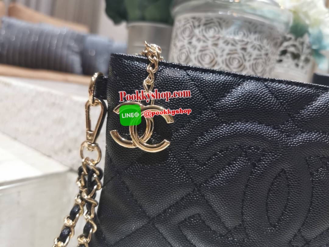Don't Miss! Chanel Clutch Bag Gift With Purchase (GWP) กระเป๋าคล้องเเขนรุ่นใหม่พรีเมี่ยมกิ้ฟจาก Chanel Counter วัสดุหนังคาเวียร์สวยหรูเปิดปิดด้วยซิปสะดวกใช้ ห้อยอะไหล่โลโก้แบรนด์สีทองเพิ่มดีเทลเก๋ ภายในมีโลโก้ สามารถใส่กระเป๋าสตางค์ มือถือ iphone บัต