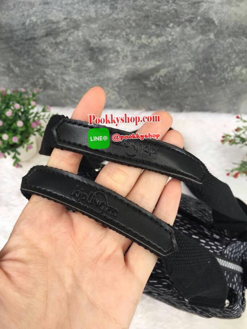 Kipling กระเป๋าสะพาย รุ่น Elysia กระเป๋าสะพาย KIPLING มาพร้อมดีไซน์ทันสมัย และสามารถใช้งานได้อย่างดี เข้ากับทุกการแต่งตัว โดดเด่นด้วยพื้นที่ภายในและช่องต่างๆ ที่ให้คุณจัดเก็บของสำคัญได้ครบถ้วน สามารถสะพายได้หลายแบบ ตามที่คุณต้องการ - สายสะพายสามารถปรับและ