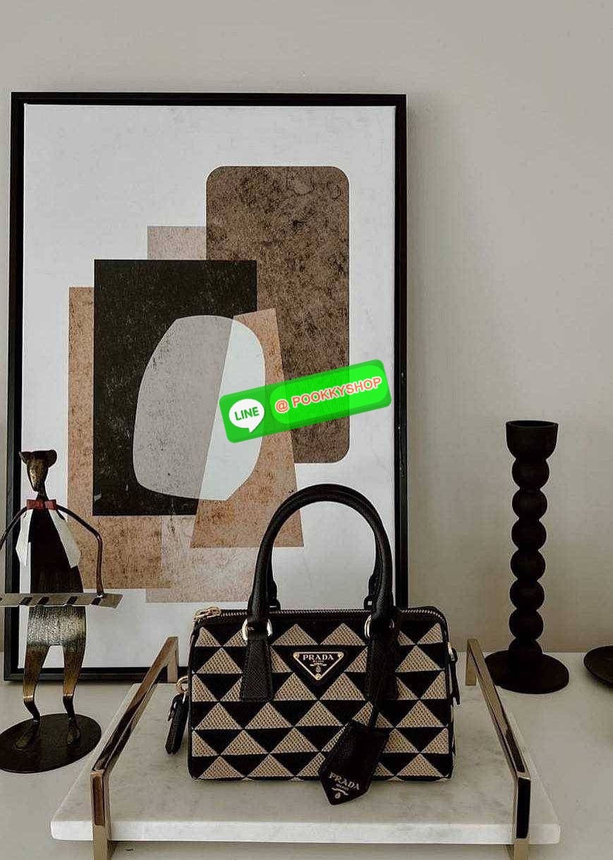 ✴️ห้ามพลาด!✴️PRADA FABRIC MICRO BAG VIP GIFT WITH PURCHASE (GWP) กระเป๋าพรีเมี่ยมกิ๊ฟ Limited จาก PRADA DUTYFREE COUNTER โดดเด่นที่วัสดุ Jacquard Fabric Micro ดีไซน์สวยคลาสสิคขนาดกำลังดี หูกระเป๋าประดับTagแบรนด์ถอดออกได้ ภายในมีโลโก้ ใส่มือถ