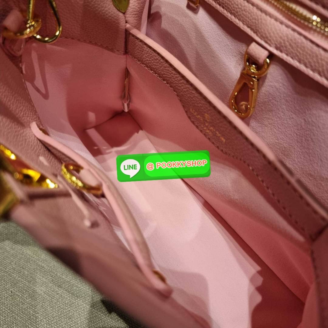 NEW IN!! LV capucines top handle วีไอพีพรีเมี่ยมกิ๊ฟจากเคาน์เตอร์ ที่สุดของความสวยในราคาเบาๆ กระเป๋าถือสุดหรู ดีไซน์ทรงคลาสสิค พร้อมลวดลายหรูหรา มาพร้อมหูจับในตัว ด้วยรูปทรงวินเทจและวัสดุหนังลูกวัว สัมผัสดี ขับผิว ทำให้ไอเท็มนี้สะกดทุกสายตาจริงๆ และยังมีล