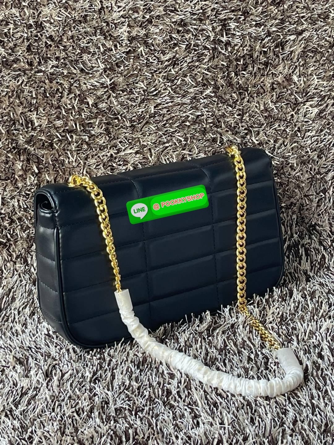 CELINE CHAIN SHOULDER BAG MATELASSE MONOCHROME กระเป๋าเทรนด์กระเป๋าสุดฮอตแต่ยังคงความคลาสสิก รุ่น Matelasse Monochrome ล่าสุดของ Celine ด้วยดีไซน์กระเป๋าที่หรูหราและแมทช์กับการแต่งตัวง่าย จึงครองใจสาว ๆ ได้ไม่ยาก โดยเป็นกระเป๋าสะพายไหล่ที่อัดแน่นด้วยกลิ่น