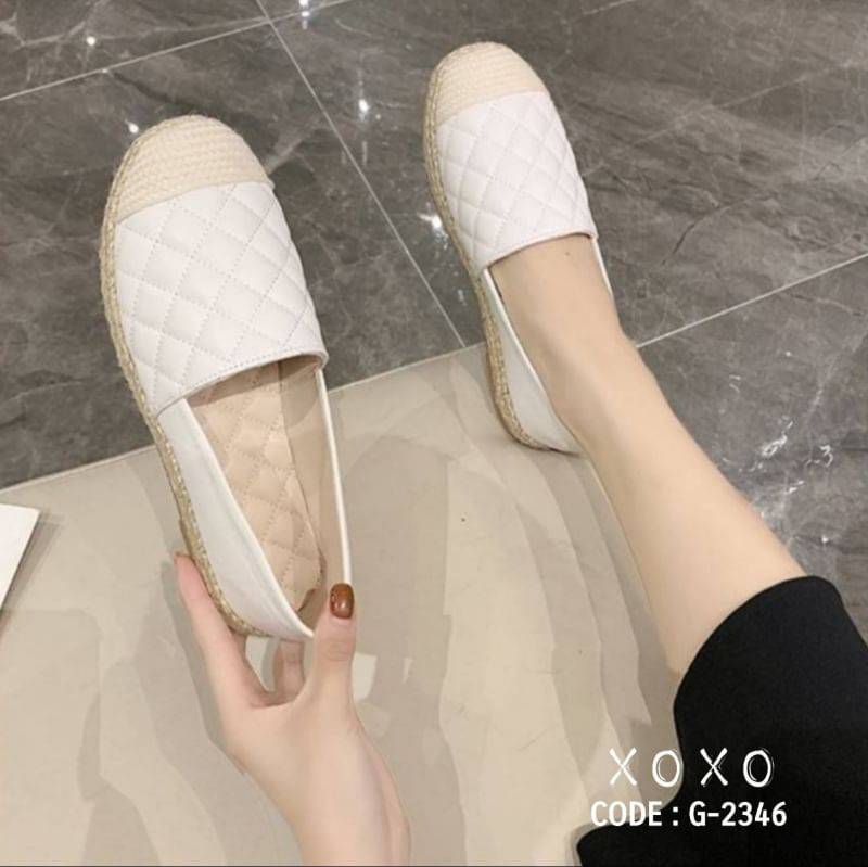 สินค้าพร้อมส่ง คัชชูสวม คู่นี้ นุ่มมากคะ แอดมินแนะนำเลย ใส่สบายหน้ากว้าง ด้านในรองนวมบุเย็บมา ใส่แมทส์ชุดง่าย ใส่ได้หลายโอกาส น้ำหนักเบา รอบๆแต่งรอบปอสาน สวยเก๋มาก