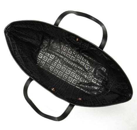 Best Seller! Givenchy Black Soft Leather Shoulder Handbags (Limited edition) กระเป๋าถือหรือสะพายพรีเมี่ยมของเเท้จาก "Givenchy Perfume Counter" วัสดุหนังนิ่มเรียบสีดำด้านหน้าปั้มโลโก้แบรนด์ GV ภายใน Polyester 100% สีดำสกรีนโลโก้สวยดูดี เปิดปิดด้ว