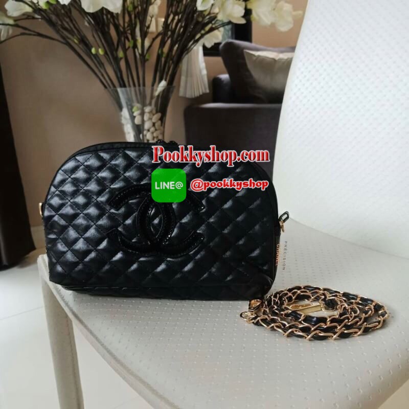 NEW ARRIVAL!! สวยหรูไม่ซ้ำใคร ต้องยกให้ Chanel Clutch Bag With Chain VIP Gift ของแท้จาก Chanel Perfume Counter รุ่น Limited วัสดุหนังเรียบลายตารางเปิดปิดด้วยซิปแบรนด์อะไหล่ทอง ขนาดกำลังดี น้ำหนักเบา ภายในมีโลโก้และช่องซิป มาพร้อมสายสะพายโซ่ร้อยหนังถอดออกไ