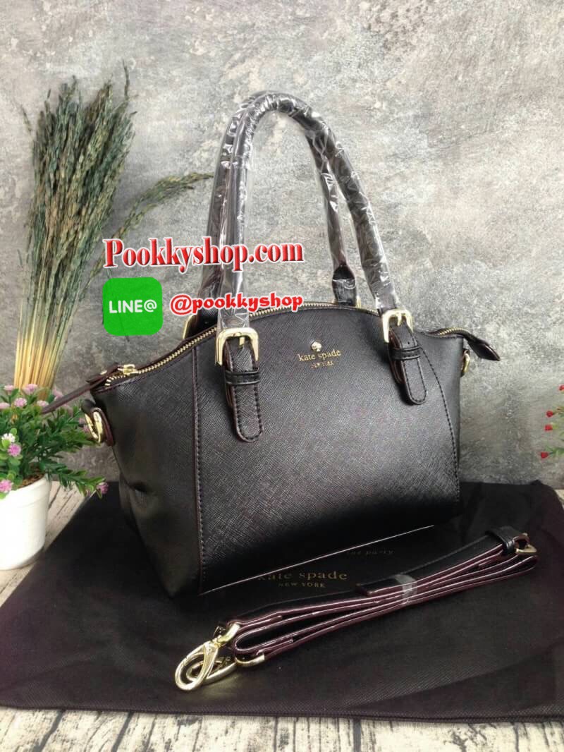 KATE SPADE NEW YORK กระเป๋าถือหรือสะพาย หนัง safiano ทรงพัดหูยาว เปิดปิดด้วยซิปสะดวกใช้ หูหิ้ว สามารถปรับความยาวได้ 3 ระดับ สามารถสะพายไหล่ได้เลยค่ะ ภายในบุผ้าลายแบรนด์ มีช่องด้านใน ใส่ของจุกจิก และช่องใส่ซิป มาพร้อมสายสะพายยาวปรับด้ 5 ระดับ สามารถสะพายไห