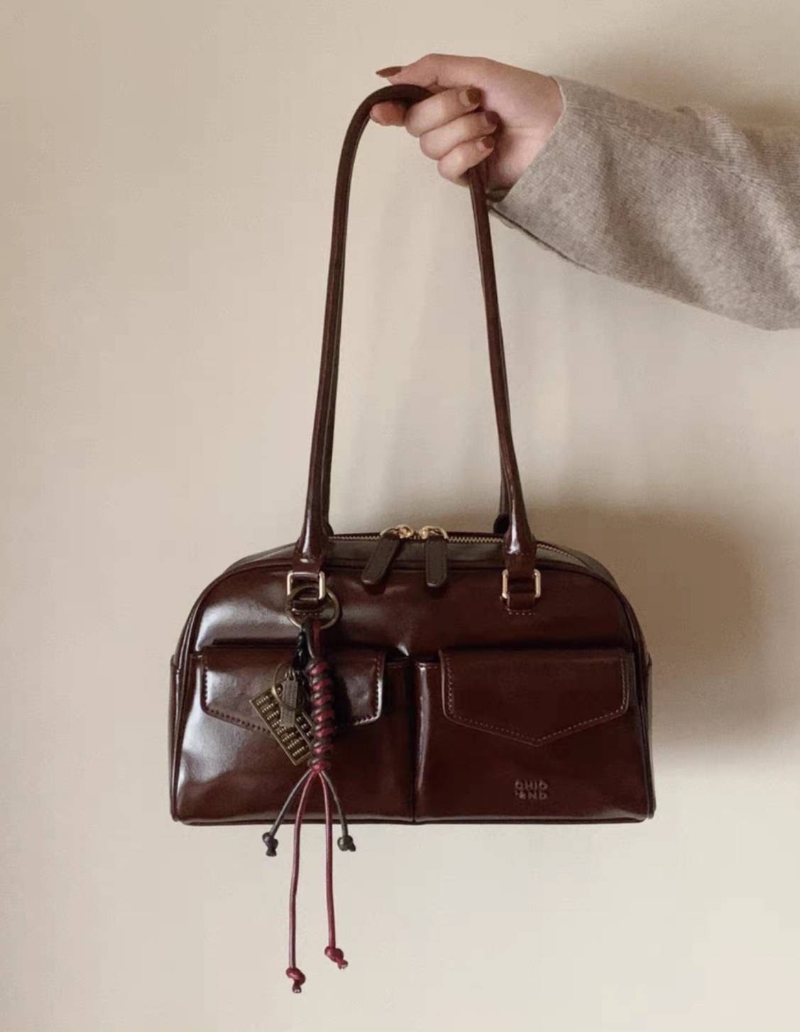 กระเป๋า Chio’2nd แบรนด์ดังมาแรงตอนนี้ กระเป๋าดีไซน์ลงตัวสวยทุกคอล ทรงนี้ขายดีตัวท๊อป แถมฟรี⁉️ตัวห้อยกระเป๋าน่ารักมาก เพิ่มมูลค่าให้กระเป๋า