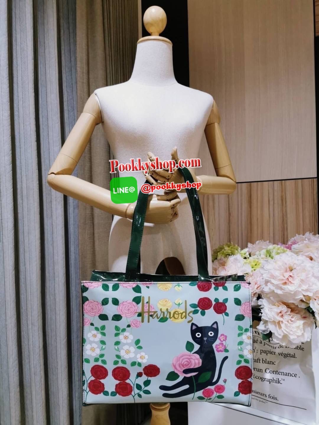 Restock พร้อมส่งแล้วค่ะ! Harrods London Top-handle Shopping Bag Large กระเป๋า Shopping Bag (Size L) แบรนด์ดังจากอังกฤษไอเท็มยอดนิยม PVC+Polyester 100% ของแท้ใบใหญ่ เนื้อหนาอยู่ทรง กันน้ำ แข็งแรง น้ำหนักเบา เปิดปิดด้วยซิปสะดวกใช้หัวซิปปั้มโลโก้แบรนด์อะไหล่