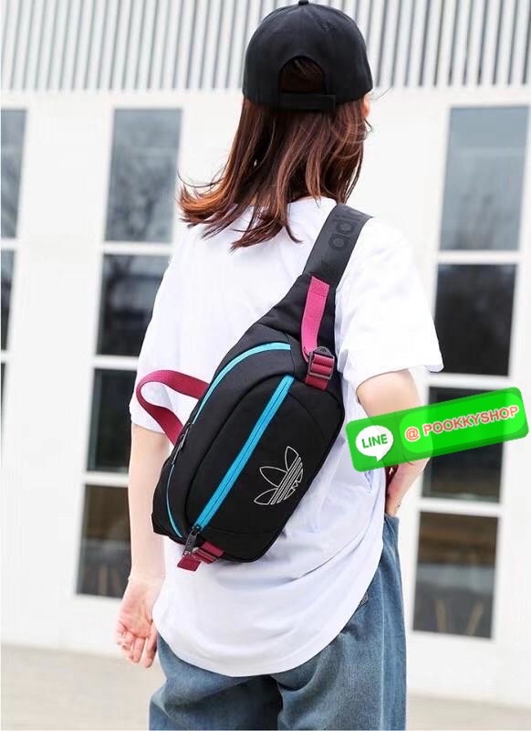 กระเป๋าสะพายคาดอกหรือคาดเอว Adidas ด้านหน้ามีช่องซิป 1 ช่อง ด้านข้างสามารถปรับขยายทรงได้ค่ะ ด้านบนเปิด - ปิดซิปคู่ ภายในโล่งและมีช่องซิป 1ช่อง ด้านหลังมีช่องซิปอีก 1 ช่องค่ะ หูจับสูง 9 cm สายสะพายปรับได้ Free Size