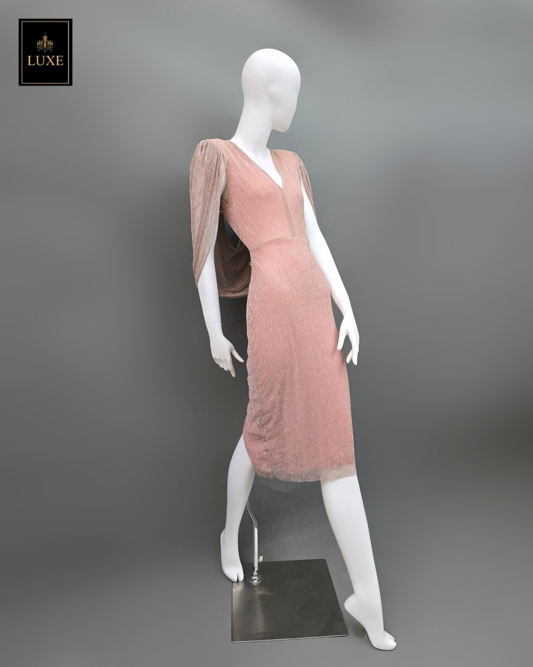 เดรสแฟชั่น เดรสเสื้อวี กระโปรงทรงสอบ มีผ้าคลุมไหล่คอถ่วงด้านหลัง ทำจากผ้าราเม่อัดพลีท