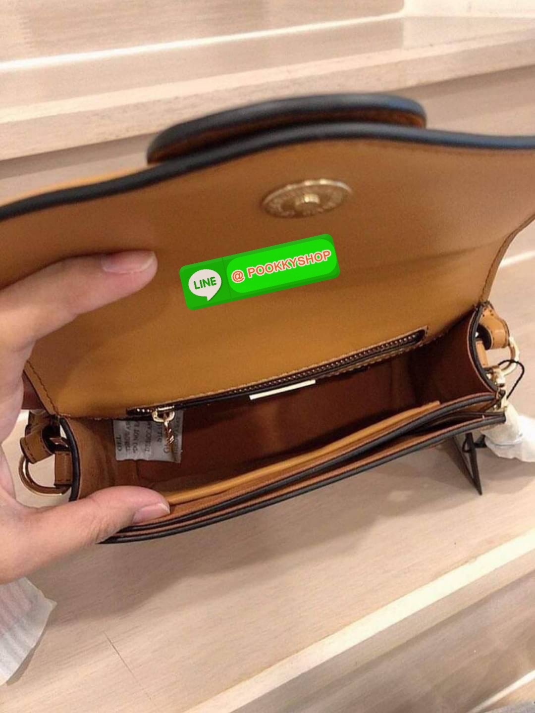 LYN กระเป๋าทรงน่ารักปุ๊กปิ๊ก สายสะพายหนัง เปิดปิดด้วยกระดุมแม่เหล็ก ฐานกว้างใส่ของได้เยอะ