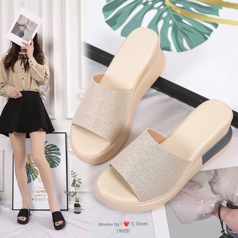 พร้อมส่งรุ่นนี้เกร๋มาก ขายดีมากบอกเลยจ้า รองเท้าส้นเตารีดนำเข้า น้ำหนักเบา เข้าได้กับทุกชุด แถมใส่ได้ตลอด ไม่มีตกเทรน ของจริงงานดี สวยตรงปกแน่นอน เพราะทางร้านถ่ายรูปจากสินค้าจริง สวยเป๊ะมาก ควรมีไว้เป็นคู่โปรด เป็นรุ่นที่ทางร้านแนะนำ รีบสั่งด่วนๆเลยจร้า ช