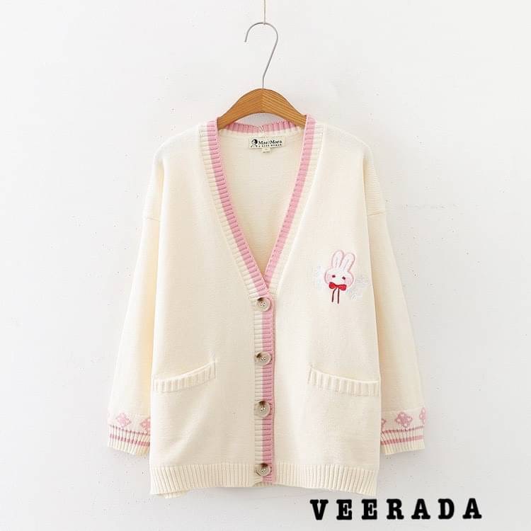 🌸New Collection🌸 Veerada Bunny Cute แน่นอนว่าเริ่มจะเข้าสู่ฤดูหนาวแล้ว ทุกคนก็ต้องไม่พลาดสรรหาเสื้อคลุมกันหนาว อบอุ่น ดูดี และราคาถูก ซึ่งหาได้ไม่ยาก เพราะเราเลือกแต่สิ่งดีๆ มีคุณภาพสูงราคาเบา อย่างเช่นตัวนี้เลยค่ะ ตัวใหญ่นิดหน่อย มีกระเป๋