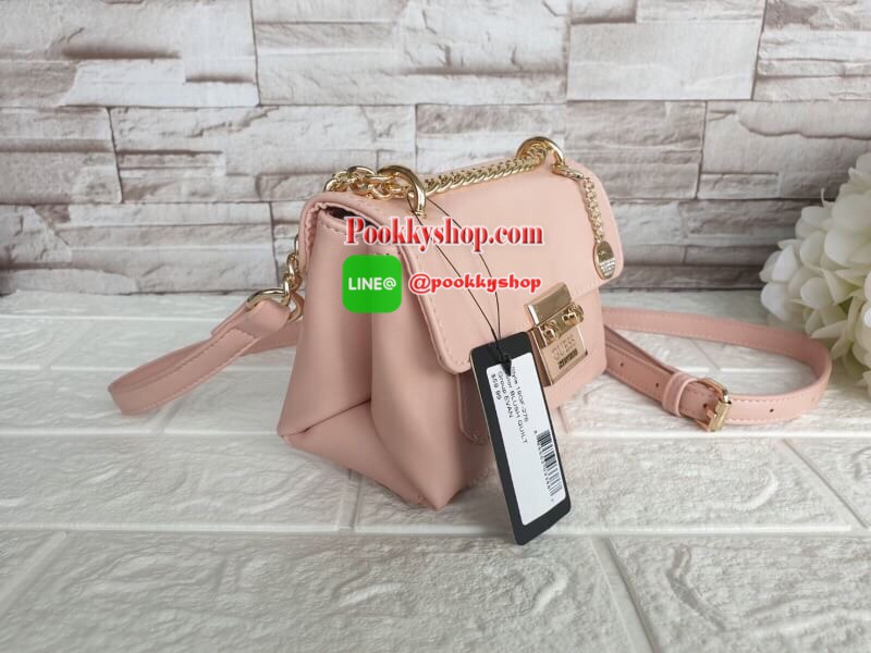 Guess Mini Crossbody Bag กระเป๋าสะพายข้าง Crossbody หนังนิ่มเรียบอยู่ทรง มาพร้อมพวงกุญแจแบรนด์ฝังเพชรสวยหรู ดูแพง พวงกุญแจถอดออกได้ กระเป๋าขนาดกำลังพอดี น่ารัก น่าใช้ค่ะ เปิด-ปิดด้วยกระดุมแป็ก ด้านหน้าติดโลโก้แบรนด์อะไหล่ทอง ภายในโล่ง ซับในผ้าอย่างดี มีช่