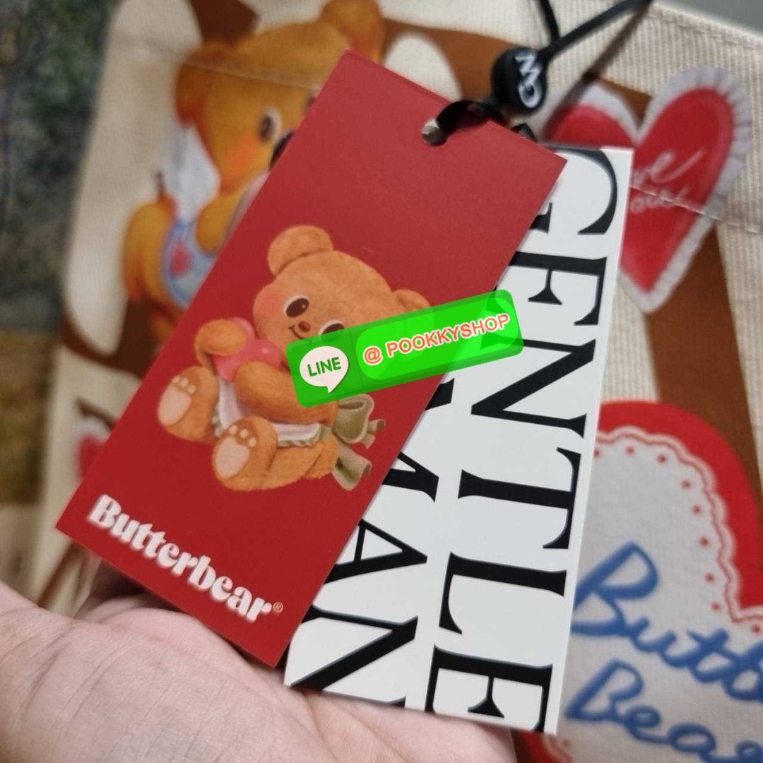 Gentlewoman x Butterbear tote bag 🔆 Details น่ารักเกินต้าน เป็นกระเป๋าที่เห็นแล้วใจฟูสุดๆ กระเป๋าโท้ทลายหมีเนยที่ตอนนี้กลายเป็นแรร์ไอเท็ม หายากสุดๆ รูปทรงคลาสสิค ภายในโล่งกว้างใส่ของได้เยอะมาก จะใช้เป็น everyday bag ก็ได้ พกไปต่างจังหวัดก็เหมาะ หร