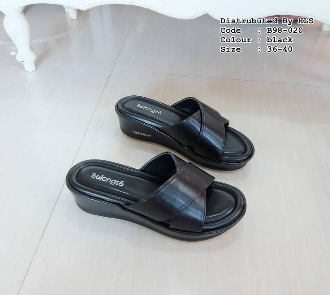 แบบใหม่ มาแล้วคะ พร้อมส่งคร่าา !! รองเท้าลำลองมส้นขนมปัง หน้าสวมหนังแถบใหญ่ไขว้ พื้นนิ่มมากกกกกก ทรงสวม สีพื้นเรียบหรู ใส่สบายมากๆ ใส่สบายๆๆชิวๆ