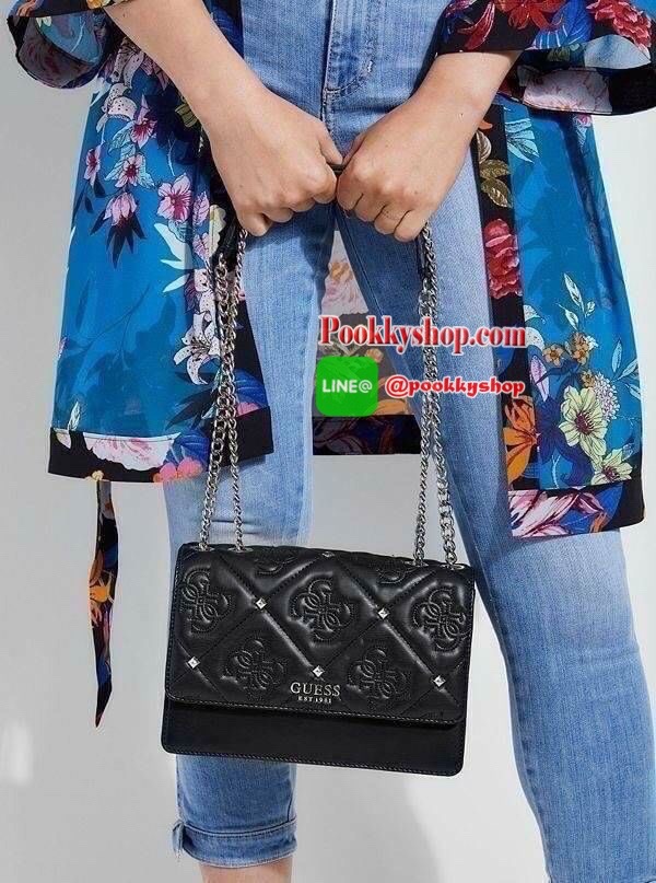 GUESS JEANA CONVERTIBLE CROSSBODY กระเป๋าสะพายหนังนิ่มอยู่ทรงตั้งได้ ด้านหน้าแต่งด้วยหมุดสีทองสลับด้วยการปักลายโลโก้ ดูสวยคลาสสิก ตัวกระเป๋าเปิดปิดด้วยกระดุม ด้านในมีหลายช่องแบ่งเป็นสัดส่วน ด้านหลังมีอีก 1 ช่องซิป สามารถเก็บของจุกจิกได้ สายสะพายเป็นโซ่ต่อ