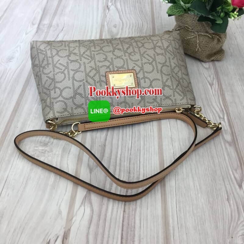 New arrival !!! Calvin Klein Crossbody Bag กระเป๋าสะพายขนาดน่ารัก วัสดุ PVC คุณภาพดี หนังนิ่ม น้ำหนักเบา ตัวกระเป๋าออกแบบลาย CK ทั้งใบ ด้านหน้าประดับด้วยโลโก้แบรนด์สวยหรู หัวซิปเป็นหนังง่ายต่อการใช้งาน ช่องหลักเปิดปิดกระเป๋าด้วยซิป ด้านในโล่งกว้าง มีช่องซ