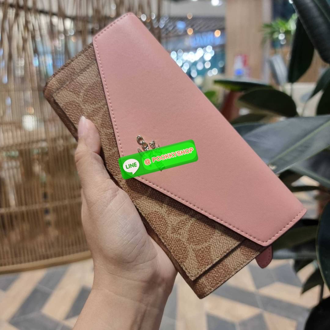 COACH 31547 SOFT WALLET IN COLORBLOCK SIGNATURE CANVAS คัมแบคแล้วน้า กับไอเท็มหายาก กระเป๋าสตางค์ใบยาวแบบพับ ขนาดกำลังสวย ดีไซน์คลาสสิคเอกลักษณ์ วัสดุหนังแคนวาสเคลือบลาย เปิด-ปิดด้วยกระดุม ภายในใส่บัตรได้เยอะ ใส่ธนบัตรได้สบายๆ ใบจริงสวยปังทุกสี ใครมองหากร