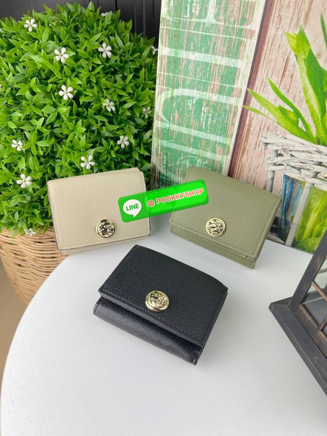 Charles & Keith Blair Metallic-Accent Short Wallet กระเป๋าสตางค์รูปทรงสี่เหลี่ยมจัตุรัส ดีเทลเด่นที่ตัวโลหะด้านหน้า ตัวกระเป๋าพกพาง่ายจะใส่ในกระเป๋าสะพายก็ไม่เปลืองพื้นที่ ดีไซน์สวยดูหรูหราด้วยการตกแต่งกระดุมโลหะสีทอง มีช่องใส่เหรียญ ช่องใหญ่เปิดปิดแบบกระ