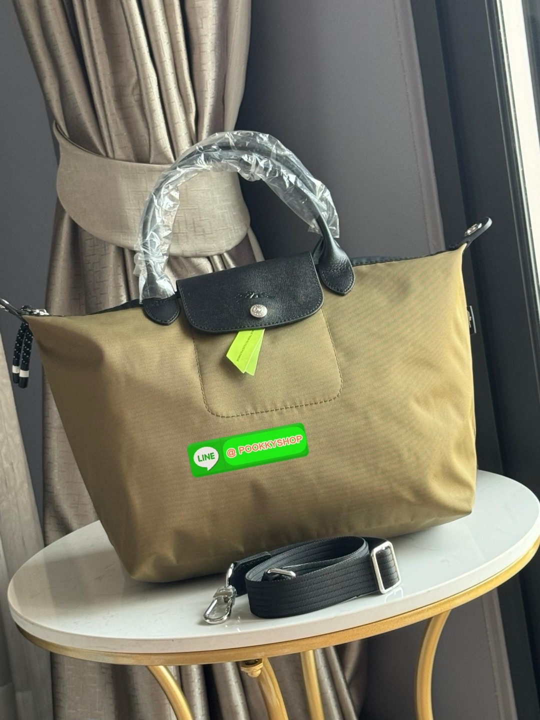 Large Longchamp LE PLIAGE ENERGY L HANDBAG LE PLIAGE รีไซเคิล ECONYLสไตล์สปอร์ต ทันสมัย และใช้งานได้จริง น้ําหนักเบา กระเป๋าใบนี้เป็นเครื่องประดับที่มีเสน่ห์ในอุดมคติที่จะติดตามคุณในทุกกิจกรรมยามเย็นของคุณ มาพร้อมกับสายสะพายไหล่ปรับได้ สามารถพกพาได้ ทั้งแ