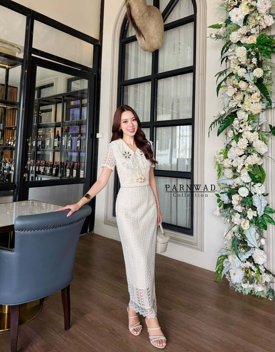 ชุดเซทแฟชั่น Set เสื้อคอปกแต่งคอด้วยดอกไม้ถักน่ารักๆ ผูกโบว์ลูกตุ้มดอกไม้ มาพร้อมกับกระโปรงยาวเอวสูง