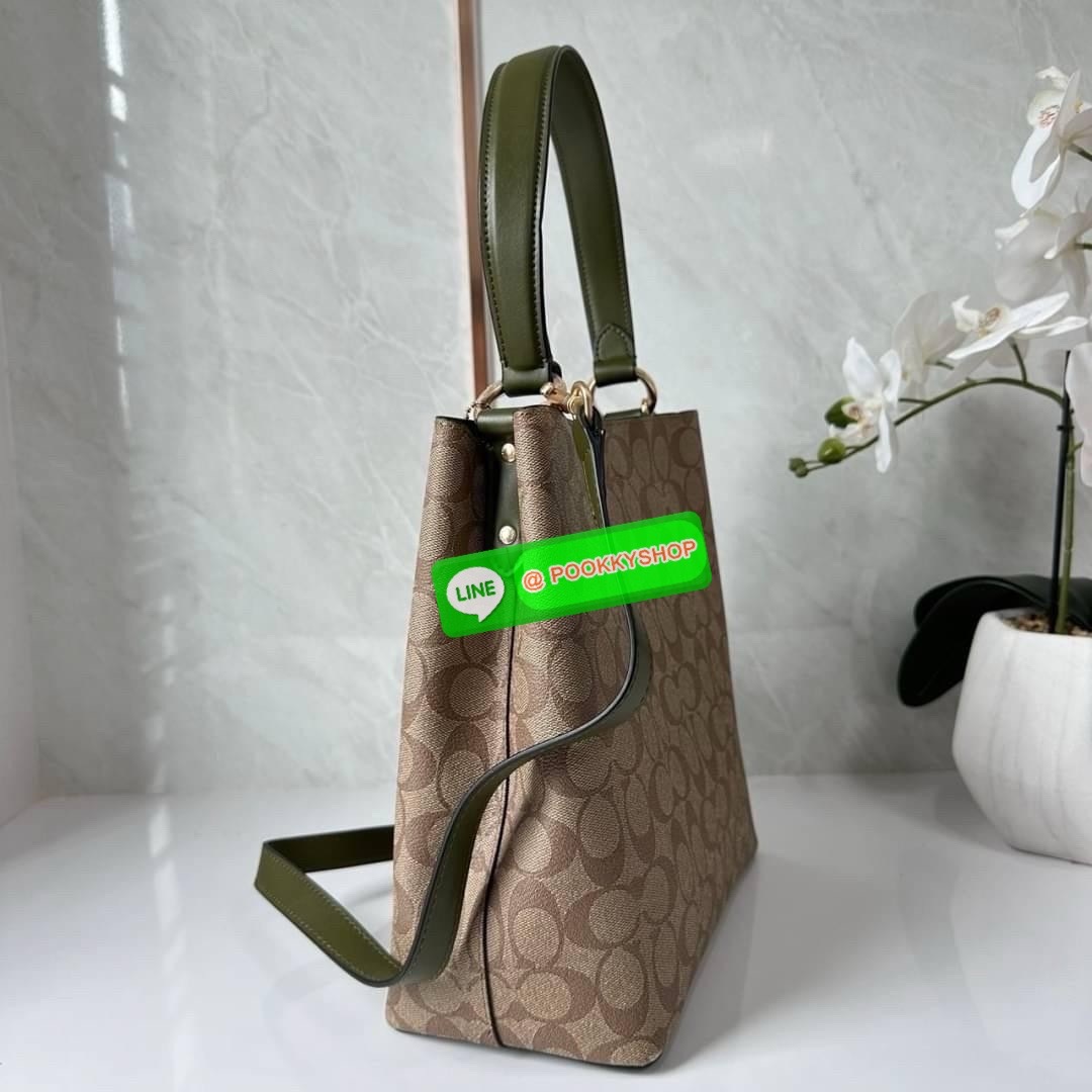 COACH TOWN BUCKET BAG IN SIGNATURE CANVAS (COACH 91512) 🔖 กระเป๋าสะพาย/ถือบัคเกต รุ่นคลาสสิคตลอดกาลไม่เอ้าท์ 🔖วัสดุ: แคนวาส ตัดหนังแท้ 🔖เปิด-ปิด กระเป๋าด้วยกระดุมแม่เหล็ก ภายในช่องโล่ง มีช่องซิปแบ่งตรงกลาง แยกเก็บของได้อย่างเป็นสัด