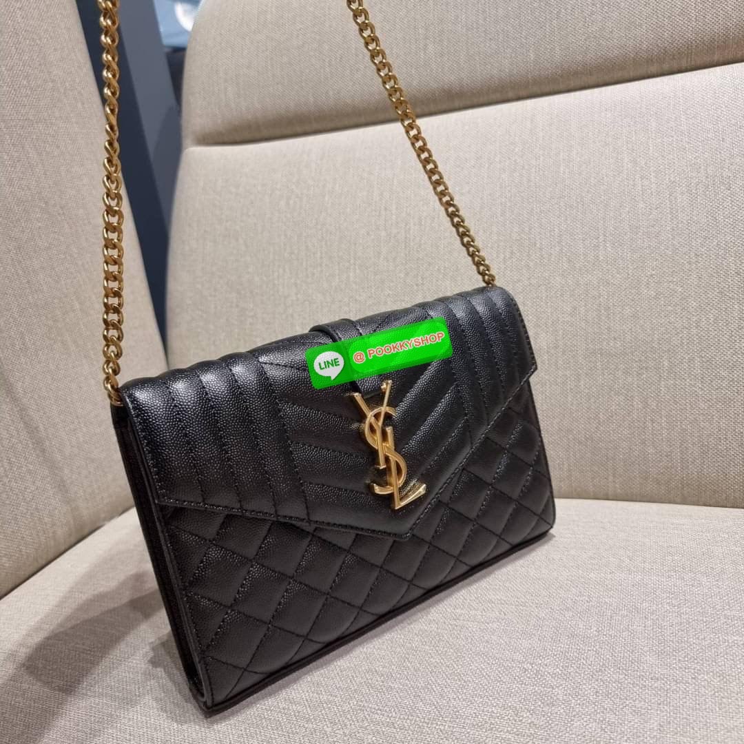 New in!! Yves Saint laurent envelope quilted with chain กระเป๋าสะพายพรีเมี่ยมกิ๊ฟ จากเคาน์เตอร์ vip dutyfree ทรง woc สุดฮอต ในดีไซน์ใหม่ ดีเทลเย็บสวยคม โดดเด่นกว่าใครแน่นอน วัสดุหนัง pepble ทนทาน ใช้งานง่ายเพียงแค่เปิด-ปิดด้วยกระดุมแม่เหล็ก ภายในแบ่งสัดส่
