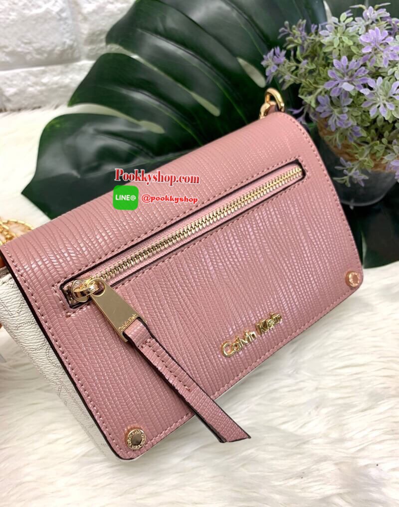 New arrival !! CALVIN KLEIN HANDBAG // SHOULDER BAG กระเป๋าถือ//คล้องไหล่//สะพายข้าง//หรือครอสบอดี้ร์ได้ค่ะ ดีไซด์สวย น่าใช้มากๆค่ะ วัสดุหนังผสมนิ่มมือค่ะ ด้านมีโลโก้แบรนด์ พร้อมช่องซิปใส่ของจุกจิก เปิดปิดกระเป๋าแบบกระดุมแม่เหล็ก ภายในแบ่งสามช่อง สามารถใส